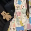 Divertido y juguetón conjunto de pijama de manga larga para mujer con estampado de perro y gato inspirado en la dopamina, adecuado para primavera y otoño, con cuello de solapa, diseño de bloques de color y se puede usar como ropa de estar por casa o como prenda exterior.