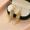 Os Novos Brincos Populares Dourados com Franjas Longas e Rosas São Projetados com um Toque de Luxo, Elegantes e Generosos, Modernos e Versáteis