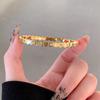 Pulsera de panal de acero de titanio con retención de color, diseño de nicho moderno y personalizado, pulsera de pareja de diamantes de alta gama con forma de diamante de onda