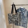Bolso de estilo retro para mujer, novedad de 2025, bolso de lona para mujer, bolso de hombro de estilo coreano para estudiante, mochila escolar de gran capacidad y combinable.