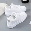 Zapatos de Mujer Estilo Coreano Versátiles para Estudiantes Zapatillas Planas Moda Otoño 2023 Zapatilla de Deporte de Caña Baja Zapatos Blancos Zapatos Casuales