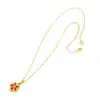Cadena para la clavícula de estilo lujoso y minimalista con un nuevo colgante de flor de peonía roja estilo chino hecho de cobre chapado en oro que conserva el color