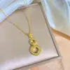 Colar de Aço Titânio com Pingente de Anel Duplo Totalmente Cravejado para Mulheres Elegante Versátil Exquisito Corrente para Clavícula de Zircônia Joias de Luxo Leve de Celebridade da Internet