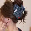 Presilha de Cabelo Grande Triangular Estilo Hepburn, Pinça Tubarão Shell de Cetim Francês para a Parte de Trás da Cabeça, Acessório de Cabelo de Luxo para Mulheres
