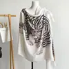 Popular bufanda chal con estampado de leopardo para mujer, bufanda con estampado de leopardo de moda para primavera y otoño, chal fino y largo para aire acondicionado para usar por fuera, venta al por mayor