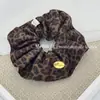 Nuevo Scrunchie de Ante con Estampado de Leopardo Retro para Otoño e Invierno con un Toque de Lujo, Goma para el Cabello con Etiqueta Dorada para Cola de Caballo, Accesorio para el Cabello para Mujer