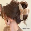 Presilha de cabelo estilo vintage que não danifica os fios, na cor café com toque de luxo, presilha de tubarão de pelúcia, acessório de cabelo fofo e doce para penteados presos.