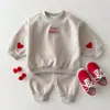 Conjunto de Moletom com Capuz e Calça de Moletom Estilo Coreano Ins para Crianças Dopamina Outono Inverno Novo Bordado Estampa de Letra Coração Conjunto de Duas Peças