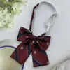 Corona Rojo Vino Plateada Corbata JK Estilo Extranjero Plegada Estudiante Escolar para Hombres y Mujeres Traje Corbata de Moño Ropa de Licenciatura Corbata de Graduación