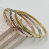 Pulsera Transfronteriza Estilo Retro Ins de Acero de Titanio con Borde Ancho Lleno de Diamantes, Trébol de Cuatro Hojas Chapado en Oro de 18K y Circonita, Pulsera que No se Desvanece