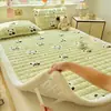 Juego de tres piezas de colchón de terciopelo de leche para uso doméstico, engrosado y cálido para invierno, adecuado para dormitorios estudiantiles, cama individual, protector de colchón y sábana bajera