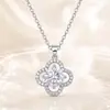 Collar minimalista de estilo coreano con trébol de cuatro hojas y moissanita para mujer, cadena de clavícula a la moda, diseño de nicho con un toque de lujo
