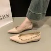 Zapatos Planos para Mujer que Aumentan la Altura con Remaches, Tacón Bajo Color Nude, Nuevos Otoño 2026, Versátiles Zapatos para Viajar al Trabajo