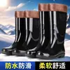 Resistentes al olor, cálidas y antideslizantes, estas botas de lluvia de color sólido con forro de polar son altas, gruesas, impermeables y duraderas, lo que las convierte en una opción elegante para hombres.