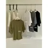 Nova Camiseta Branca Outono 2026 com uma vibe minimalista, corte solto, mangas com punho, elegante camiseta de manga média, top versátil e que afina
