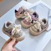 Nuevos zapatos de caminar de otoño para niños pequeños, para niños y niñas, zapatillas a cuadros con bloques de color, zapatos casuales ligeros de suela blanda para bebés