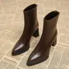 Botas curtas de bico fino para mulheres, o novo estilo popular deste ano, salto grosso, salto alto, para pessoas baixinhas, botas slim francesas, botas de combate elásticas