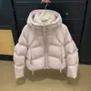 Popular chaqueta corta acolchada con capucha para mujeres petite, moda de invierno 2026, relleno de plumón de pato blanco engrosado, chaqueta acolchada entalladora, moderna