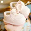 Zapatos para niños pequeños, nuevos modelos de primavera y otoño, zapatos para principiantes para bebés niñas de 1 a 2 años, de suela blanda, antideslizantes, con sonido al pisar
