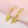 Nuevos y exquisitos aretes de oro arena para mujer, regalo para mujer, aretes para madre joven, aretes de hoja, suministro directo de comercio electrónico, venta al por mayor