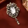 Broche Estilo Palácio Retrô para Mulheres, Corsage com Pingente de Cristal de Luxo Acessível, Alfinete de Gola Anti-Exposição, Acessórios para Roupas