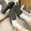 Nueva colección de principios de otoño de 2026: Sandalias de lana mixta sin cordones para mujer con suela gruesa, con diseño de lunares y estilo inspirado en Birkenstock
