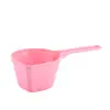 Cuchara para comida de gato y perro de mascota cuchara pala de plástico portátil suministros para comida de mascota fabricantes al por mayor color