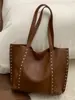 Bolsa de ombro casual retrô texturizada para o dia a dia, novo modelo de verão 2026, bolsa tote fashion de grande capacidade com tachas