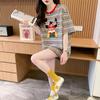 T-shirt Floral Solta Listrada Contrastante de Alta Qualidade para Mulheres Estilo Hong Kong Retrô Desenho Animado Comprimento Médio Redutora de Idade Emagrecedora Top da Moda