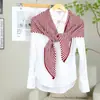 Bufanda Triangular de Rayas Nueva para Primavera, Otoño e Invierno Chal Estilo Coreano Atmósfera Ropa de Abrigo Gruesa Cálida para Mujer con un Aspecto Perezoso en Capas