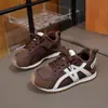 Sapatos para meninos 2026 outono novo modelo sapatos esportivos infantis com superfície de couro, antiderrapantes, estilosos sapatos da moda Forrest Gump para crianças maiores
