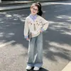 Conjunto College para Menina Primavera e Outono Moda Moletom com Gola Polo Calça Jeans Estrelada Novo Conjunto de Duas Peças Primavera e Outono
