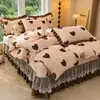 Conjunto de Quatro Peças de Leite Fleece Totalmente Fosco Espessado Outono e Inverno Estilo Colcha Acolchoada de Renda Dupla Camada Retro Conjunto de Fleece