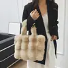 Nueva bolsa de burbujas de felpa de gran capacidad para comercio transfronterizo, bolso de hombro tipo tote versátil de lujo ligero, bolso de mano de felpa para viajes