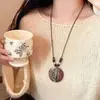 Colar Longo Estilo Menina Doce e Cool Picante com Coração Vermelho em Cordão de Couro Halter para Mulheres, Corrente de Suéter Ajustável Retro de Alta Qualidade para Outono e Inverno