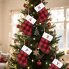 Meia de Natal Transfronteiriça Saco de Presente Xadrez Preto e Vermelho 26 Letras Bordadas Pingente de Meia Pequena Decorações para Sacola de Doces