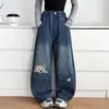 Ropa de Otoño para Niñas Pantalones de Pierna Curva 2026 Nuevo Estilo Niños Medianos y Grandes Estilo Coreano Elegante Parche Bordado de Osito Vaqueros Patchwork Modernos