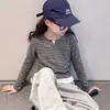 Camiseta de manga larga a rayas estilo coreano de dos piezas falsas para niñas, nueva de otoño 2026, top corto ajustado para looks de moda