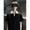 Camiseta Masculina de Verão Preta Falsa Duas Peças com Decote em V e Manga Curta, Resistente, Estilosa, com Gola Dobrável, Polo Estilo Americano Jovem com Ombro Reto