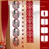 Decoración de Habitación de Boda con un Estilo Chino de Alta Gama, Cortinas de Colores Contrastantes Rojo y Azul, Pared del Fondo de la Cabecera con el Carácter de Doble Felicidad, Habitación de la Novia