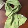 Novo Cachecol Pequeno de Lã para Mulheres, Estilo Coreano Outono/Inverno, Cachecol de Tricô Macio e Fofo de Cor Sólida, Cachecol Quente com Logo Metálico Simples