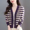 26 Nuevo cárdigan de punto con suéter de rayas retro, una prenda versátil y moderna para primavera y otoño, con un diseño holgado y elegante que te hace lucir más joven. Suéter para mujer
