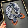 Combinado com uma Camisa, Lenço de Seda Francês de Alta Qualidade, Quadrado Pequeno de Seda de Amora com Estampa de Flor de Caju Retro na Moda, na Moda