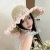 Novo Chapéu de Palha Feminino Proteção Solar Guarda-sol Chapéu de Palha de Aba Larga Renda com Flores Toque de Luxo Férias Versátil Faz o Rosto Parecer Menor