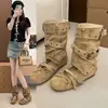 Botas femininas estilosas de outer wear empilhadas com furos, bota de cano médio com bico redondo estilo ballet, com palmilha interna removível de dois sentidos para aumentar a altura, bota com fivela de cinto