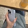 Funda de teléfono de estilo simple de alta gama a cuadros azul para iPhone 17 Pro Max Apple 15 agujero grande funda dura ultrafina
