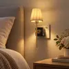 Luz nocturna enchufable, un artículo nuevo y popular para ventas transfronterizas: GY253, con una pantalla de tela plisada, diseñado para la decoración de dormitorios y baños, con funciones de control de luz y detección de movimiento, ideal como lámpara de noche
