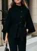 Roupas femininas transfronteiriças europeias e americanas de 2026: gola alta, fechamento diagonal por botões, mangas amplas, cintura marcada com cinto e elegante casaco de lã para o trajeto