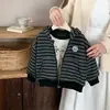 Jaqueta Infantil com Forro de Fleece 2026 Outono/Inverno Novo Estilo Versão Coreana Cardigan com Capuz Listrado para Meninos Moletom Top Casual para Bebê