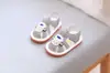 Zapatos de Verano Suaves para Caminar para Bebés y Niños Pequeños, Sandalias Cerradas de Cordero Lindas de Dibujos Animados, Zapatos Antideslizantes para Niños y Niñas, Zapatos que Chirrían